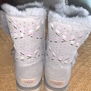 Light purple/grey Bailey button uggs